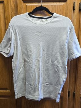 MENS L BANANA REPUBLIC LUXE TOUCH PERFORMANCE T SHIRT S/S Cream W/ Tan Stripe